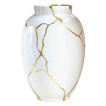 Lade das Bild in den Galerie-Viewer, White vase
